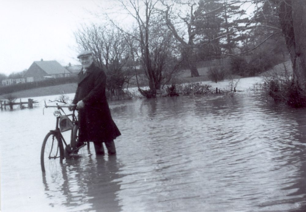 Acaster Lane flood (2)