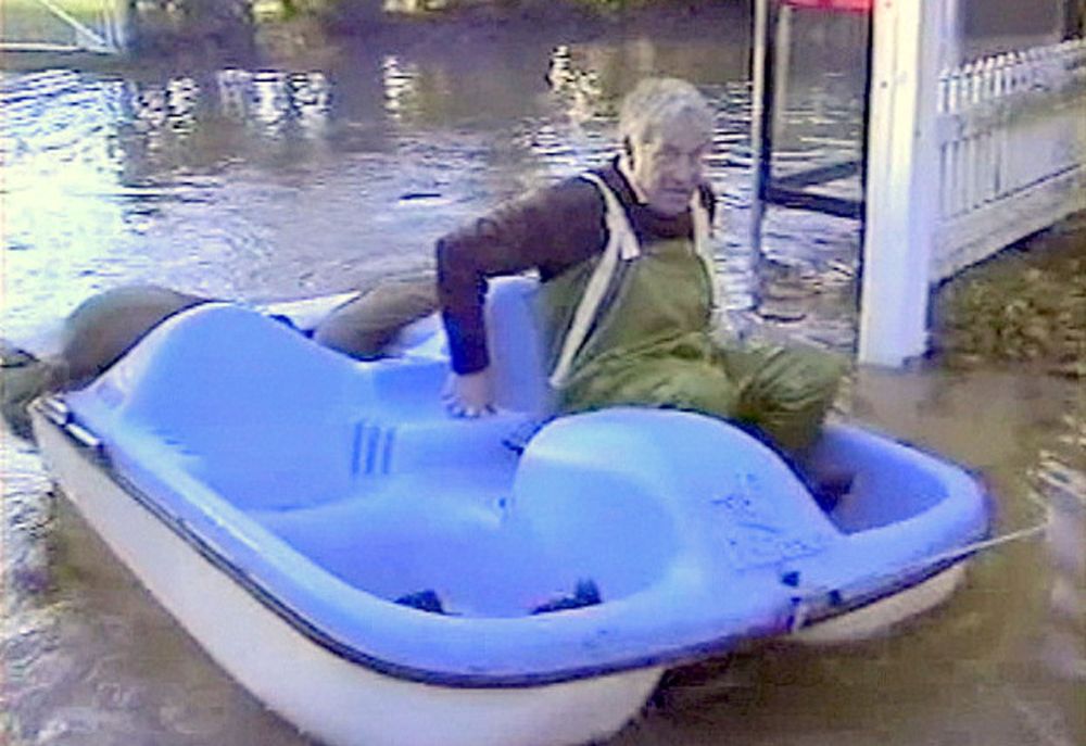 Stan Dearlove delivering sandbags during the 2000 flood