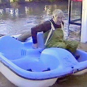 Stan Dearlove delivering sandbags during the 2000 flood